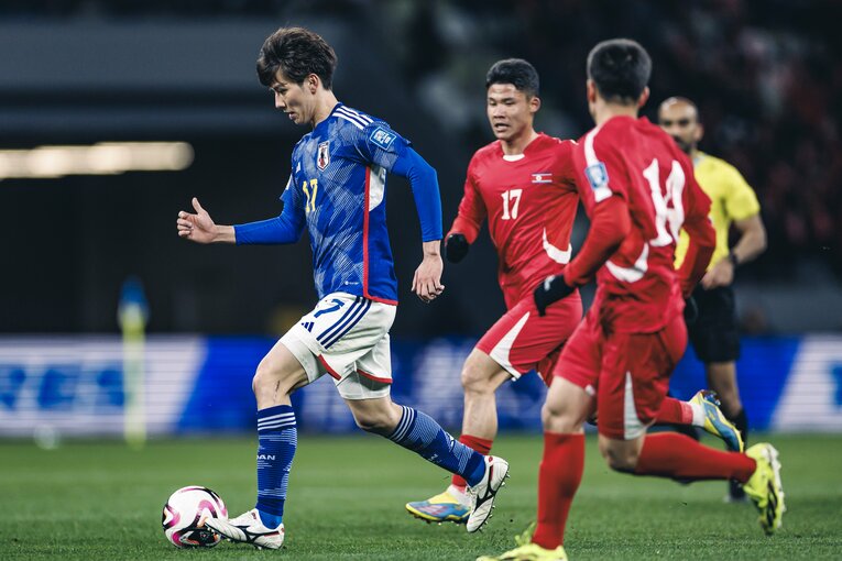 ボールを持ち運ぶ田中碧　©Kiichi Matsumoto/JMPA