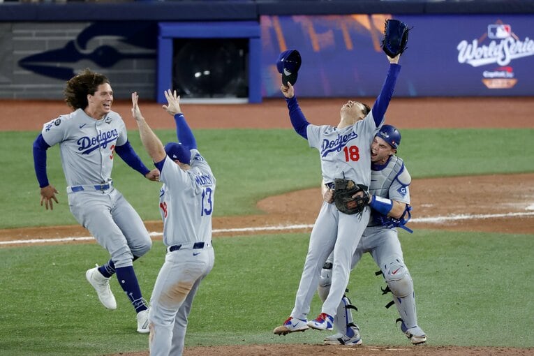 グラスノーらも駆け寄り…　©Getty Images