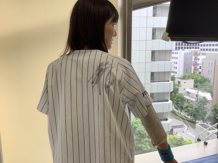 ロッテOB清水直行氏のサイン入りユニを持参してくれた佐々木さん©Satoshi Shigeno