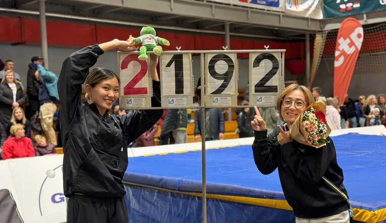 今年2月、チェコで39年ぶりとなる1m92cmの室内日本最高記録をマークした高橋。右は醍醐奈緒美コーチ／センコーHPより