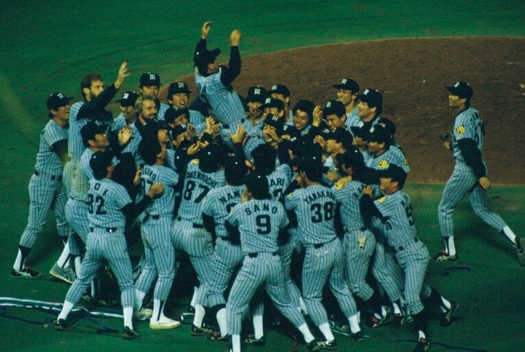 1985年の日本シリーズ。西武と対戦し、シリーズ第1戦から3試合連続で本塁打を放ったランディ・バースを筆頭に真弓明信、掛布雅之、岡田彰布らの猛打で頂点に駆け上がった　©Bungeishunju