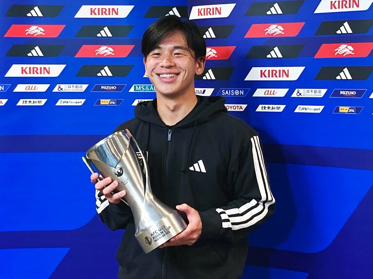 U-23アジア杯トロフィーを手に笑顔の小倉幸成…写真はまだまだ続きます　©NumberWeb