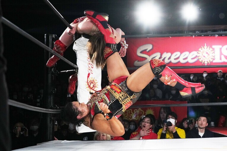 コーナーのSareeeに里村明衣子のオーバーヘッドキックが炸裂　©Essei Hara