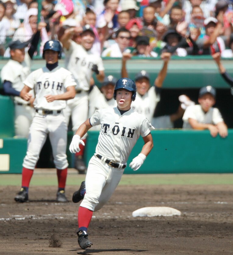 2012年の夏の甲子園決勝・八戸学院光星戦では先制の本塁打も放った白水監督　©JIJI PRESS