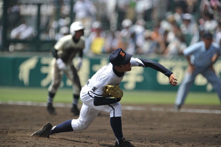 高校時代の島袋洋奨（2010年夏の甲子園準決勝／報徳学園戦）©Hideki Sugiyama