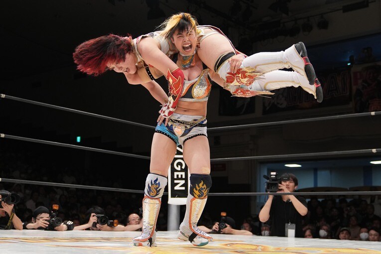 林下詩美を担ぎ上げるMIRAI　©Masashi Hara