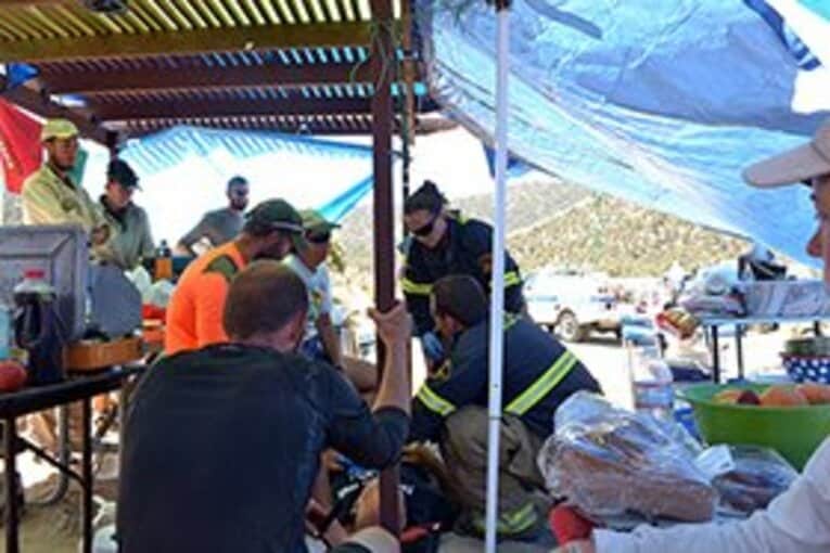 炎天下で倒れたエンジェルをみんなで介抱。 