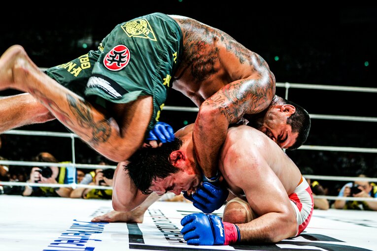 アブダビコンバット連覇など“寝技王”を異名をとるアローナは、この体勢から強烈な膝蹴りを連発