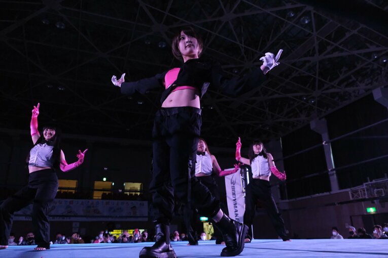 オープニングのダンスには安納も参加