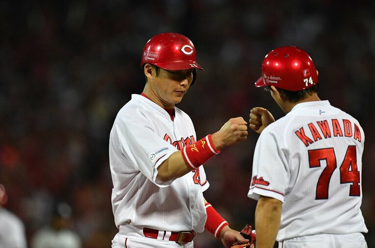 「カープはこのまま終わらない」新井貴浩のエールと鯉党の想い。(3) ／ photograph by Takuya Sugiyama