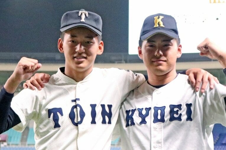 今年のドラフト候補として注目される東松快征（右／享栄）と前田悠伍（左／大阪桐蔭） ／ photograph by JIJI PRESS