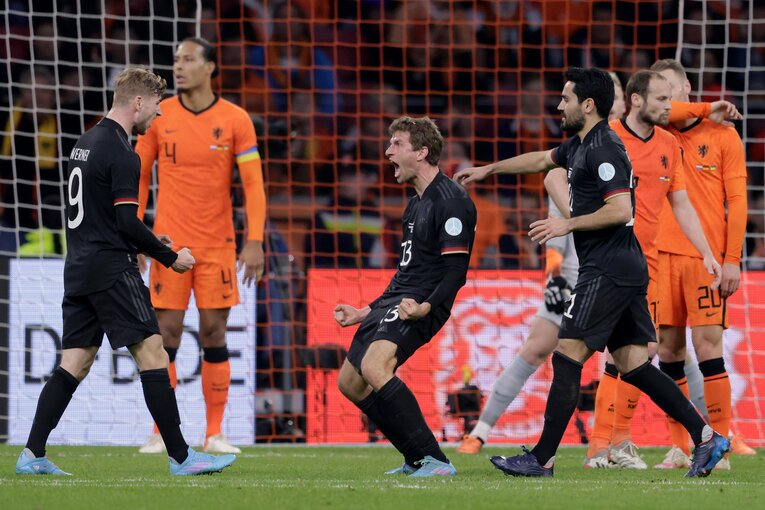 3月30日のオランダとの親善試合で、ゴールを決めて雄叫びを上げるドイツ代表のトーマス・ミュラー。試合は1−1ドローだった　©Gatty Images