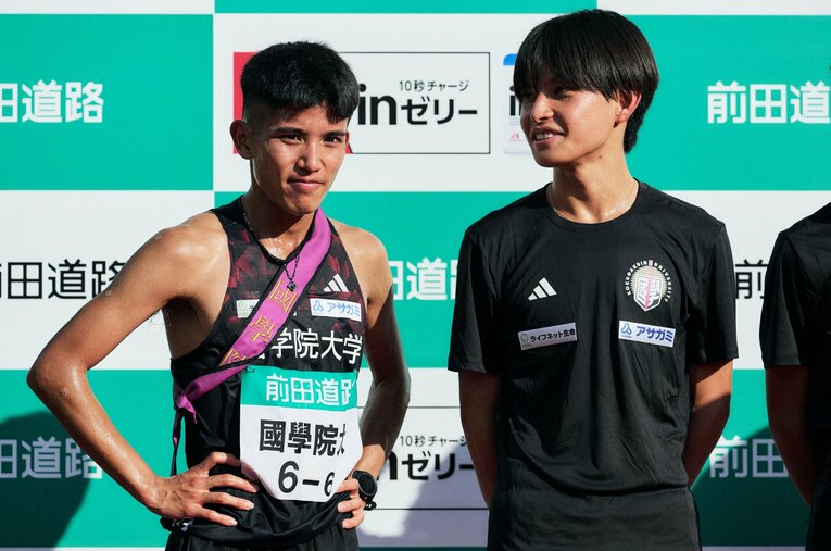 出雲駅伝の優勝メンバーとなった上原琉翔（左）と青木瑠郁　©Yuki Suenaga