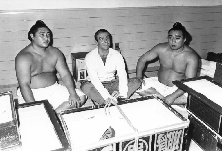 1966年撮影の横綱大鵬（左）と横綱柏戸（右）。真ん中は来日していたショーン・コネリー　©BUNGEISHUNJU