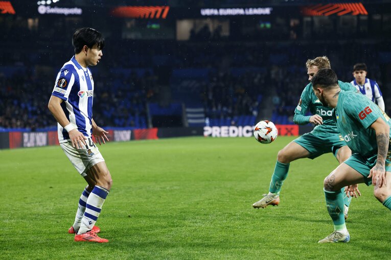 アシストの場面以外でも相手を惹きつけてからノールックでパスを通した　©Daisuke Nakashima