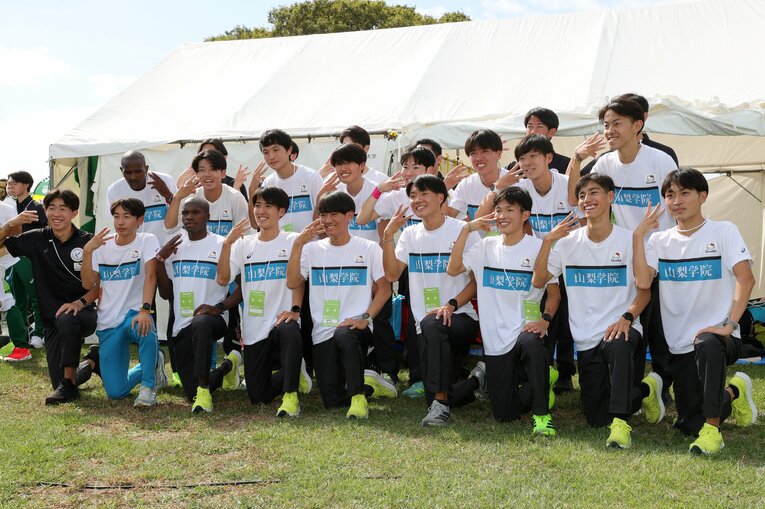 今回の箱根駅伝予選会を3位通過し、喜ぶ山梨学院大学の面々　©Shigeki Yamamoto