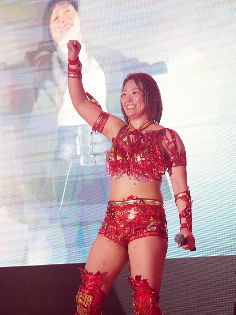 島谷ひとみの新曲「太陽神Prism」に合わせて拳を上げるSareee　©Essei Hara