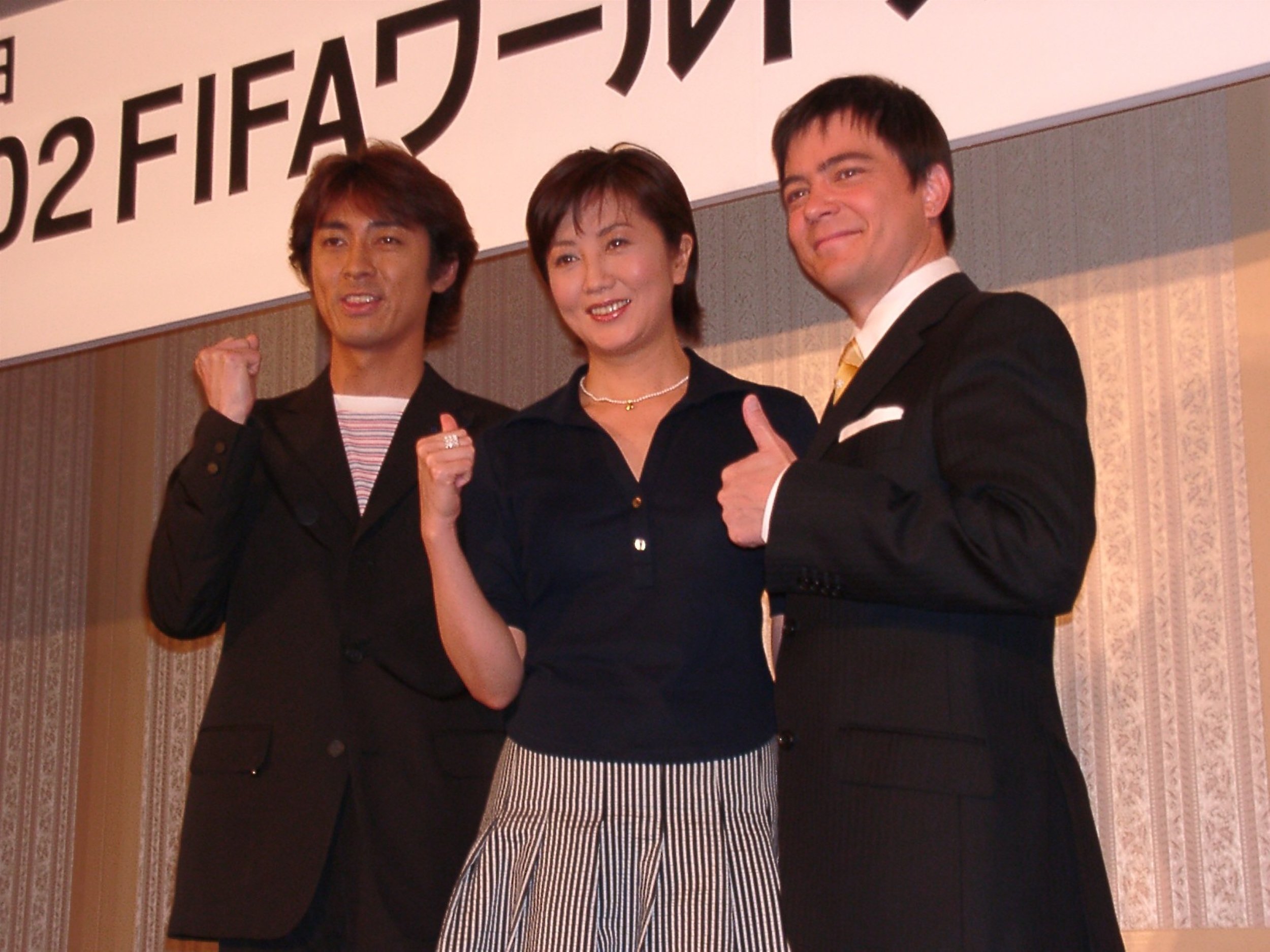 テレビ朝日のサッカーW杯関連番組の制作発表会見に出席する（左から）ナインティナインの矢部浩之、小宮悦子、川平慈英（2002年）©︎Sankei Shimbun