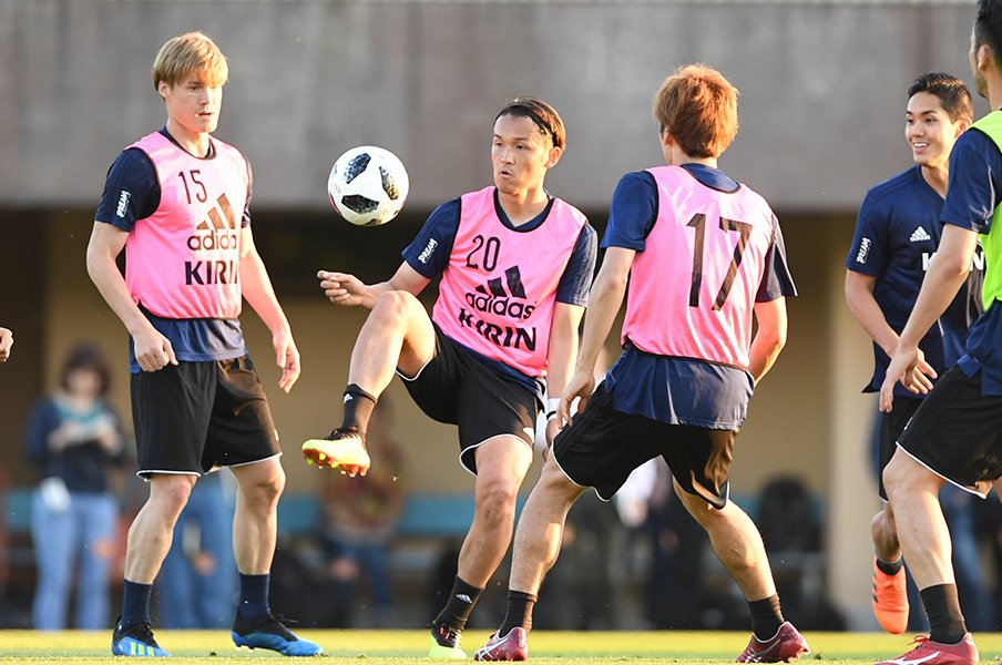 宇佐美貴史は西野監督の“スペシャル”。地面にはいつくばったこの2年。<Number Web> photograph by Asami Enomoto