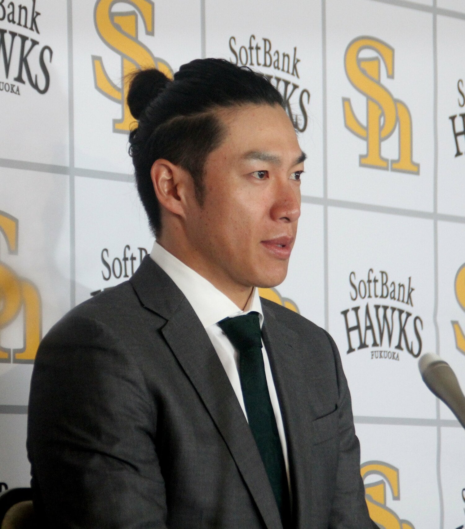 2023年12月、契約更改時の柳田悠岐。5000万円減の年俸5億7000万円プラス出来高(推定)でサインと報道された ©JIJI PRESS