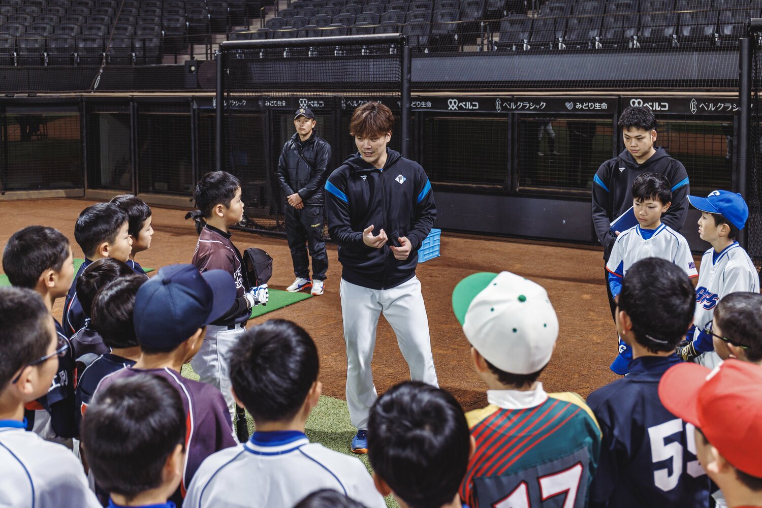 伏見寅威捕手の指導を熱心に聞く子供達
