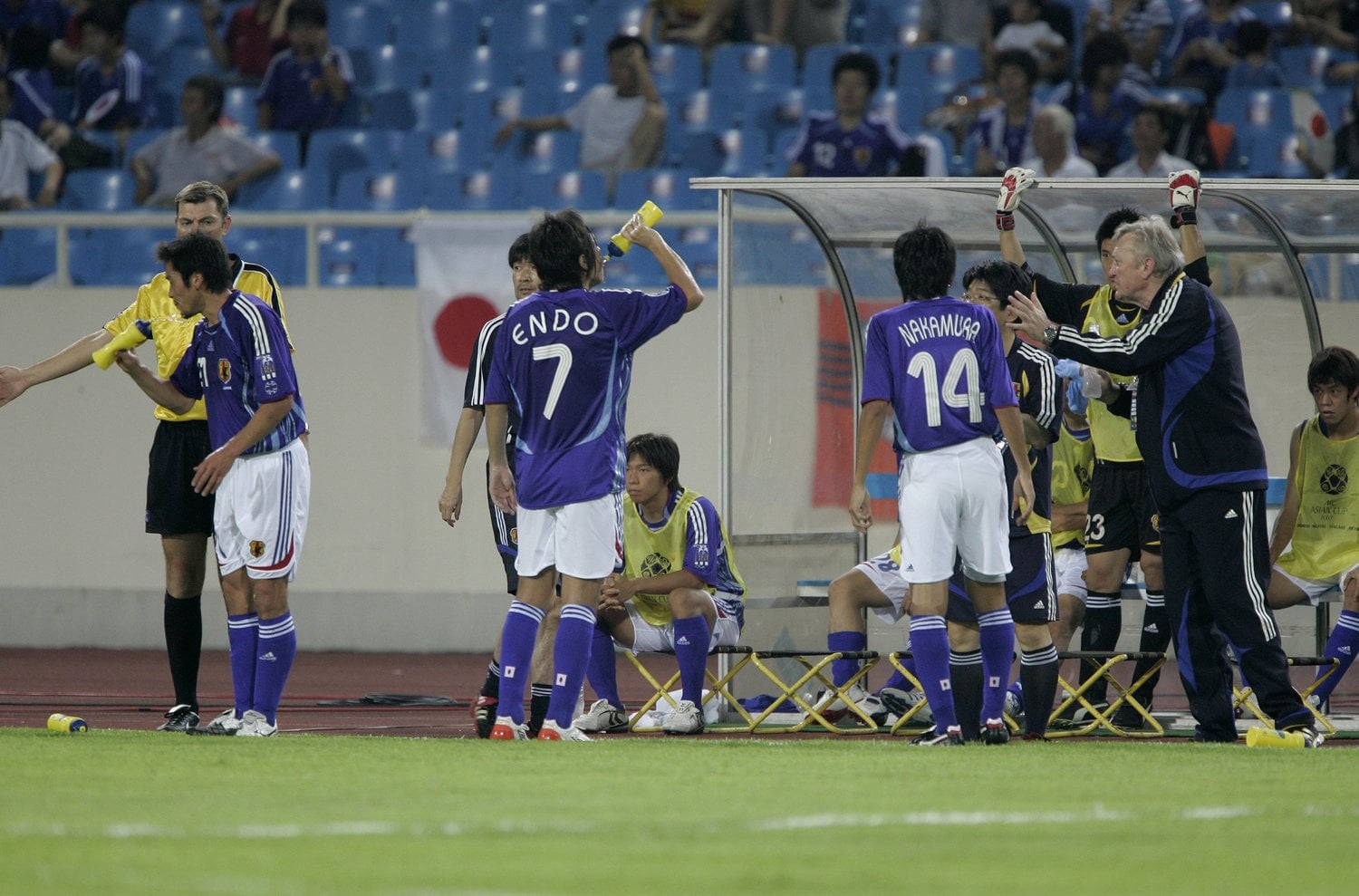 2007年アジア杯での一幕。オシムが遠藤保仁と中村憲剛に指示をしている ©TakuyaSugiyama