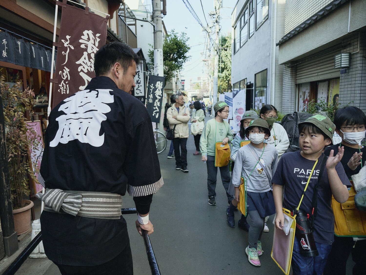 浅草の街をゆく児玉さん　©︎Yuki Suenaga