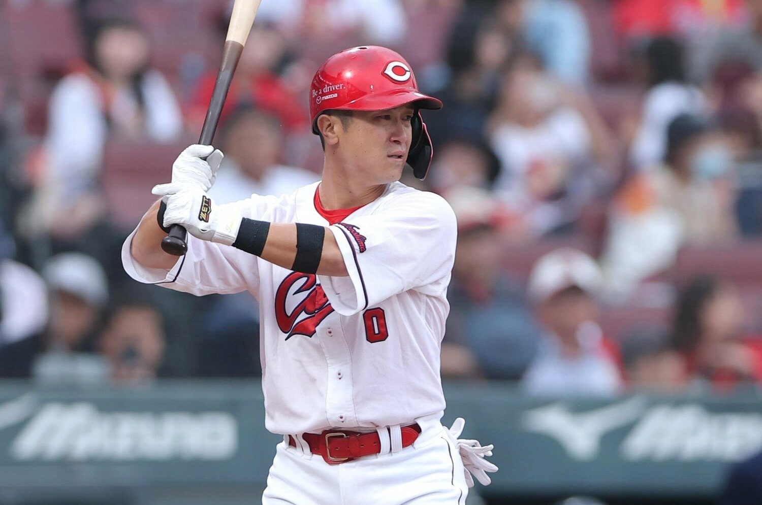 「楽しいことはひとつもなかった、だけど…」イップスやケガを乗り越え戦い続けた、カープ上本崇司のプロ13年間＜Number Web＞ photograph by SANKEI SHIMBUN