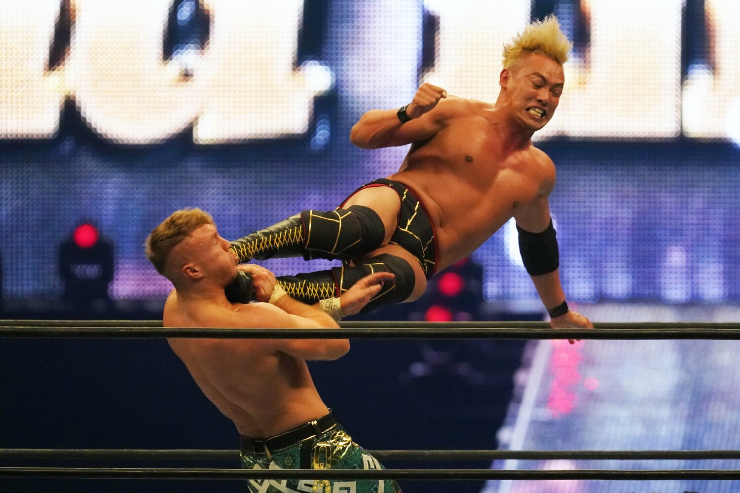 5日の初防衛戦、ウィル・オスプレイにドロップキックを叩き込むオカダ