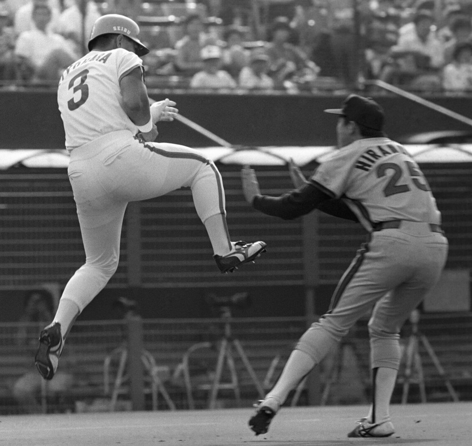 1989年、ロッテ戦で死球を受け、平沼(右)にヒップアタックする清原 ©︎KYODO