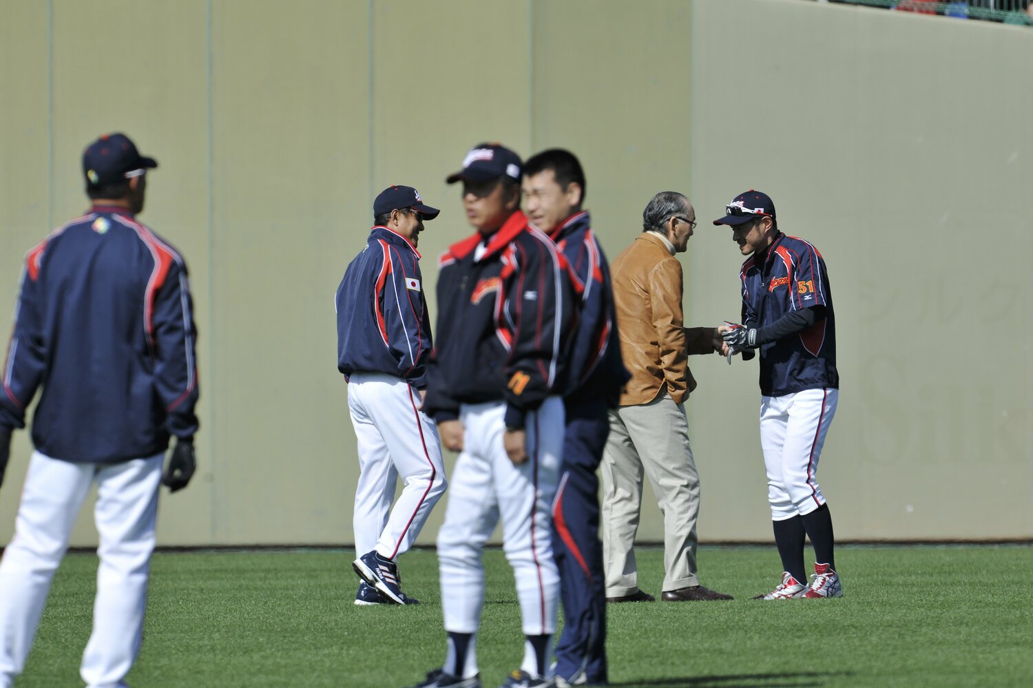09年WBC前の宮崎合宿でイチロー（右）は長嶋茂雄氏の激励を受ける。後方は原監督　©︎Hideki Sugiyama