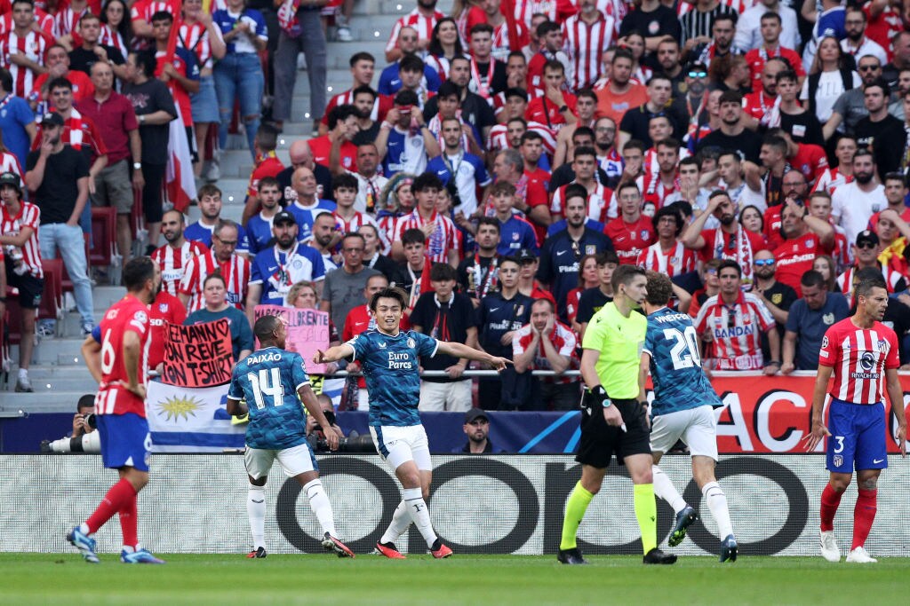 オウンゴールを誘発した上田を祝福するフェイエの同僚。敵地アトレティコサポの表情が……　©Getty Images