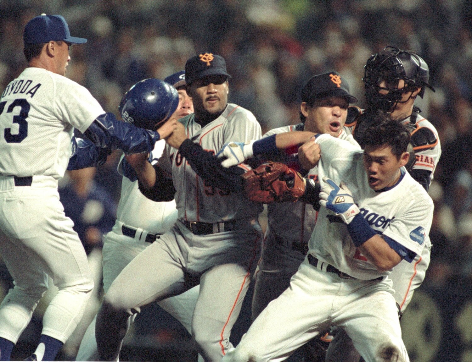 ガルベスvs山崎武司の大乱闘【2枚目／全3枚】。落合は山崎を強引に止める。その際に左肩を負傷したという　©Sankei Shimbun