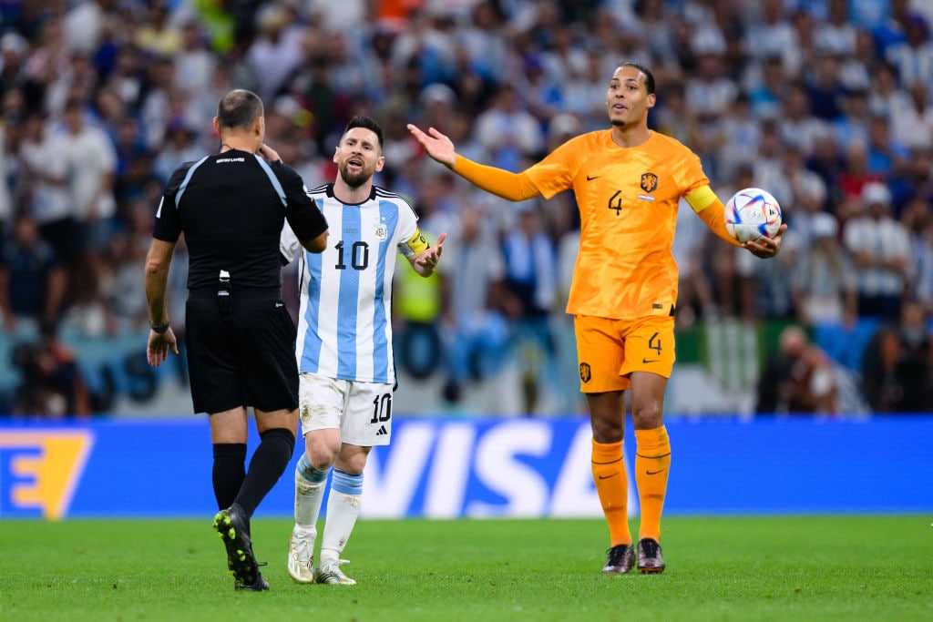 両チームのキャプテンがシンクロしたかのように「なんで？」 ©Getty Images