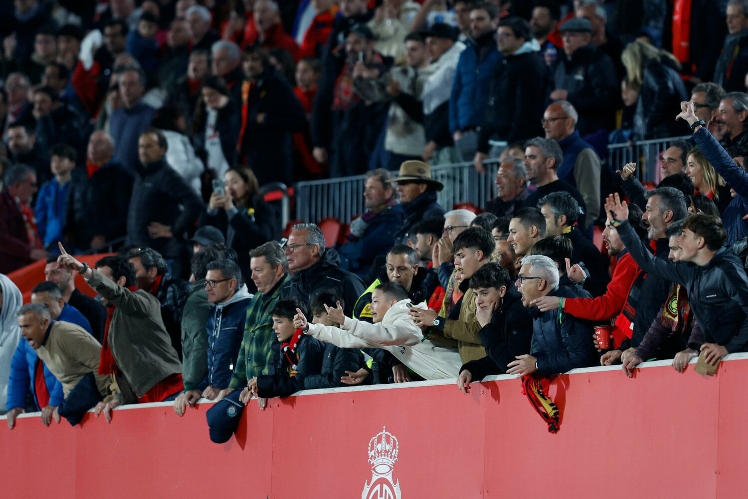 スタンドに目をやっても、サポーターたちがフラストレーションを爆発させていた