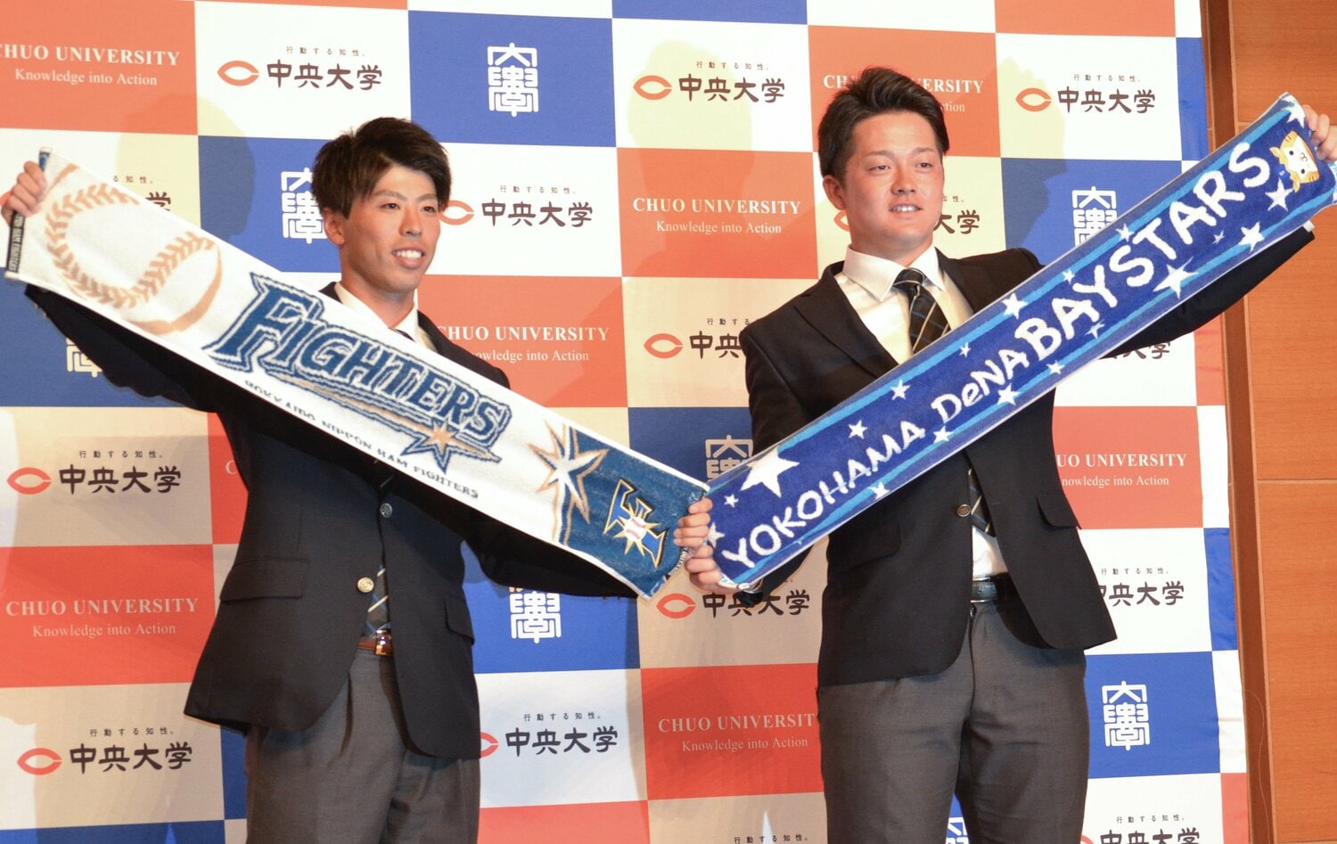 2020年ドラフトでは中大から五十幡（左）が日ハム2位指名、牧がDeNA2位指名を受けた　©JIJI PRESS