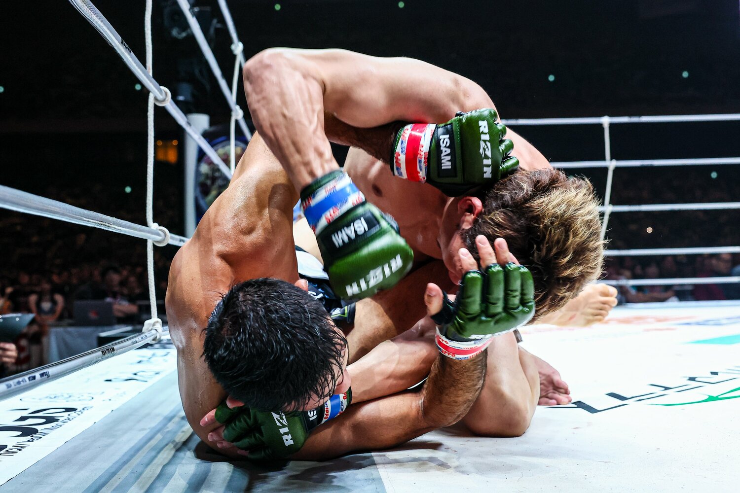 朝倉未来は繰り返しグラウンドでトップをとりパウンドを放った　©RIZIN FF Susumu Nagao