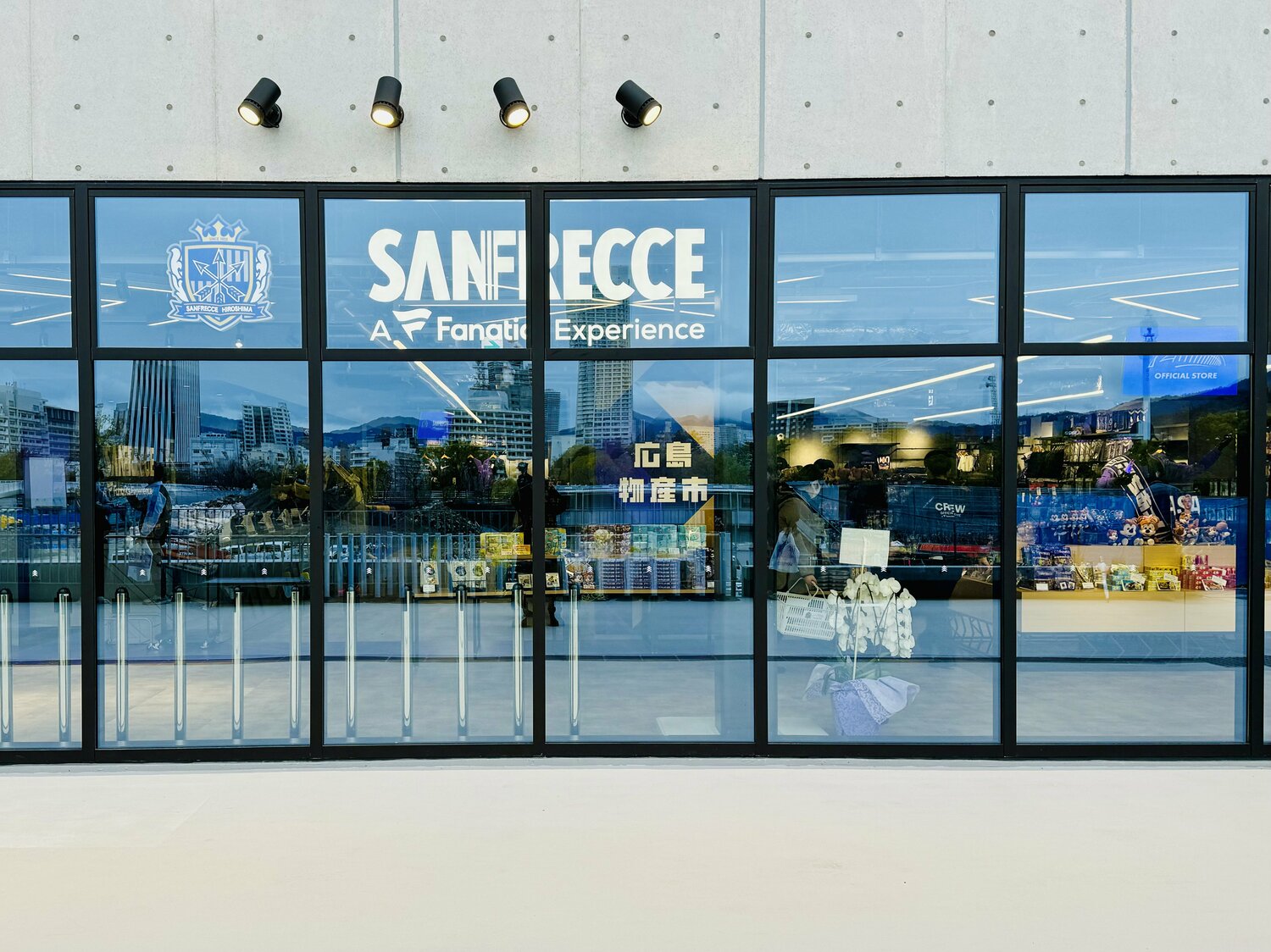 メガストアの外観　©Atsushi Iio