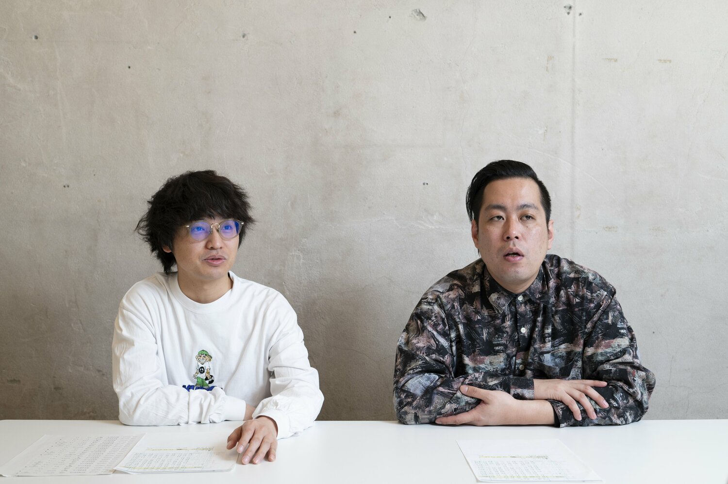 結成8年、初のM-1決勝で4位になったエバース。佐々木隆史（ボケ、ネタ作り担当、左）と町田和樹（ツッコミ担当）。ともに1992年生まれの32歳。吉本興業所属。2人が芸人になるまでの異色の経歴は後編で紹介する