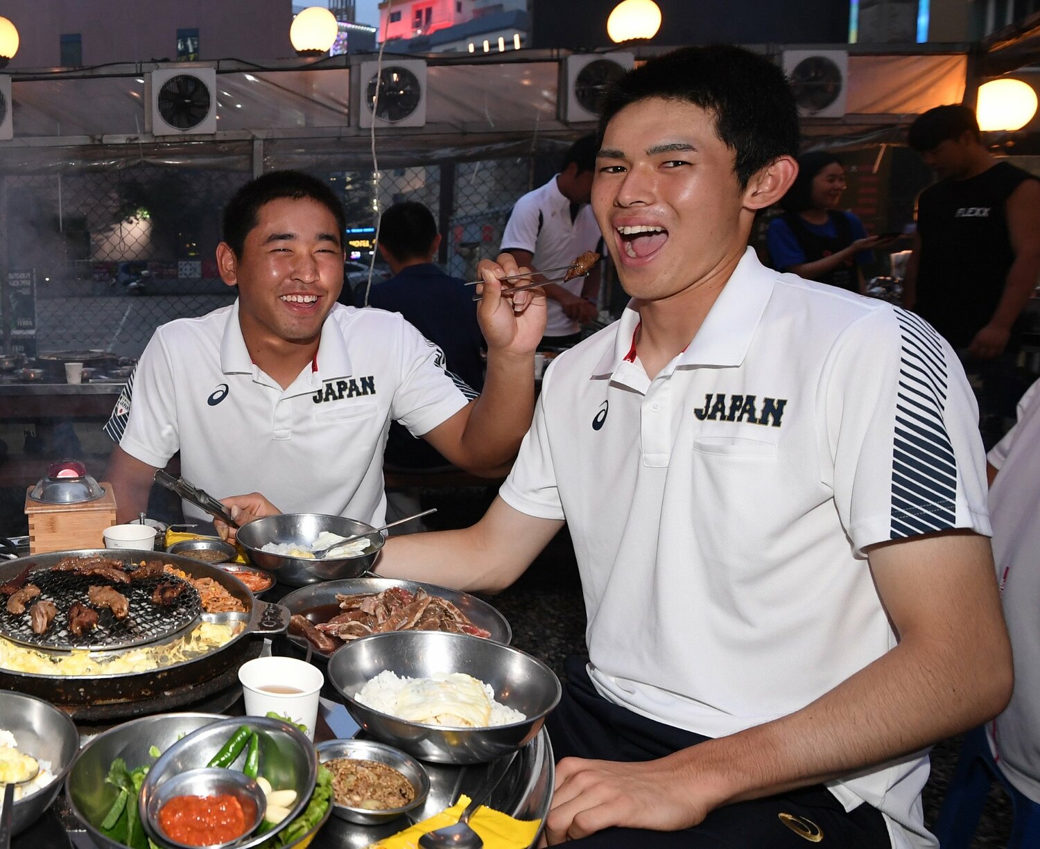U-18日本代表時代、仲良く焼き肉を食べる2人(2019年撮影) ©Sankei Shinbun
