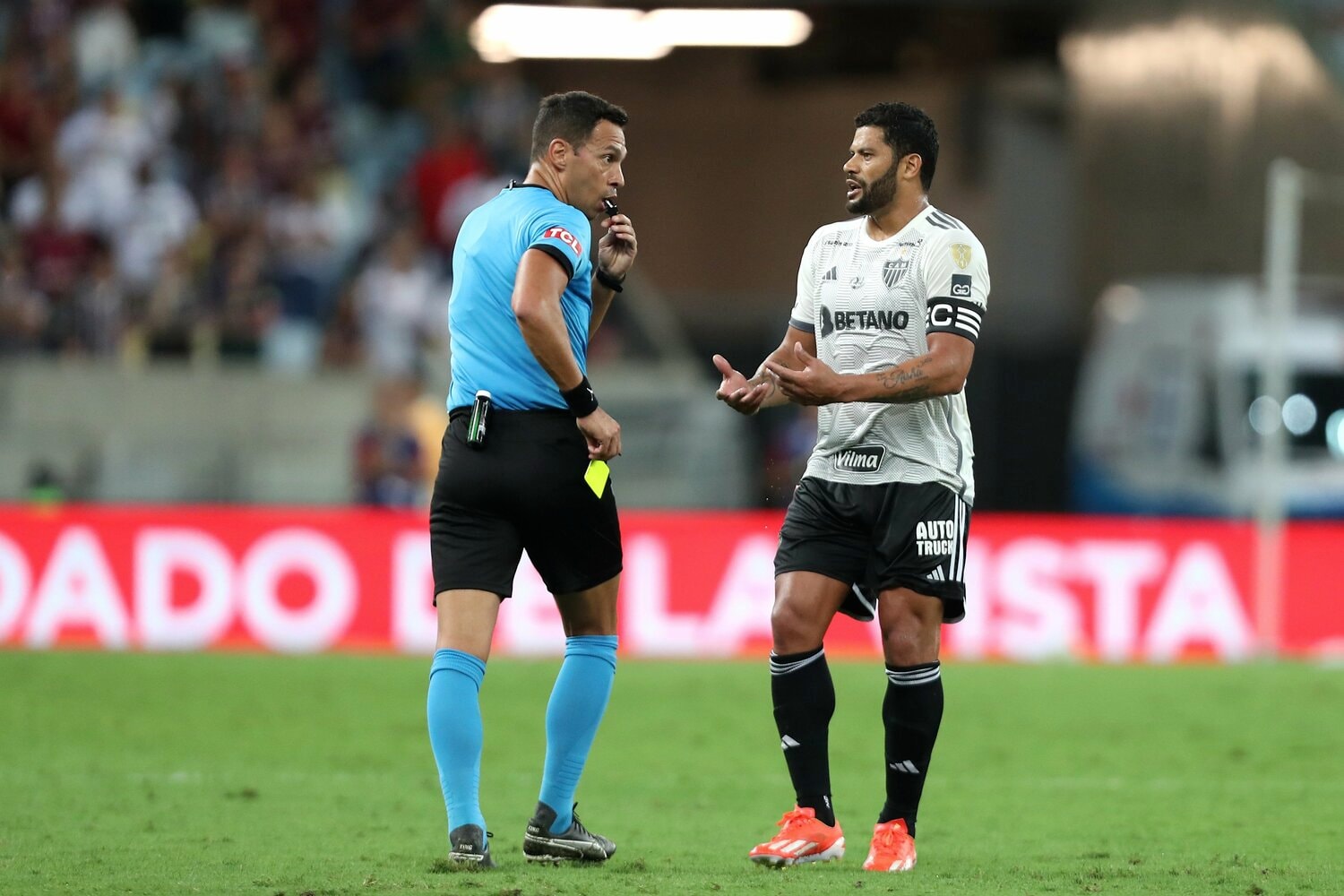 24年9月18日のフルミネンセ戦、主審に抗議するフッキ　©Getty Images