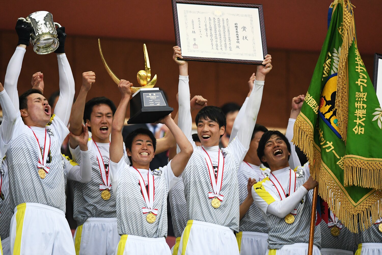 選手権初優勝を達成した同期には、角田涼太朗(右隣)らすでにJリーグのピッチを経験している選手が多く揃う ©︎Etsuo Hara/Getty Images