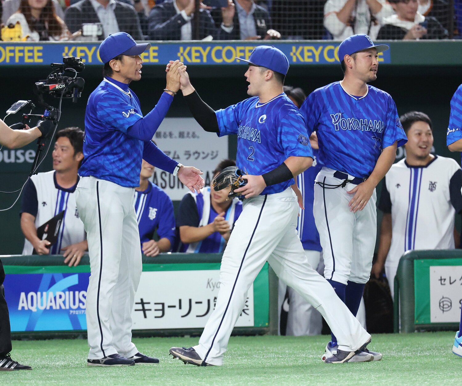 日本シリーズ進出を決めハイタッチするDeNAの三浦大輔監督と牧秀悟 ©︎JIJI PRESS