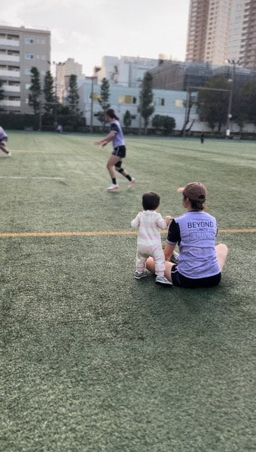 娘と一緒にグラウンドに／本人提供