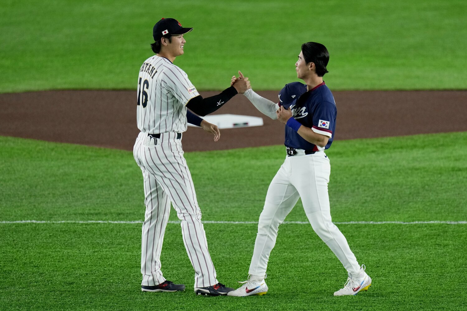 ドジャースで同僚のキム・ヘソンと健闘を讃えあう大谷翔平　©︎Toru Hanai/Getty Images