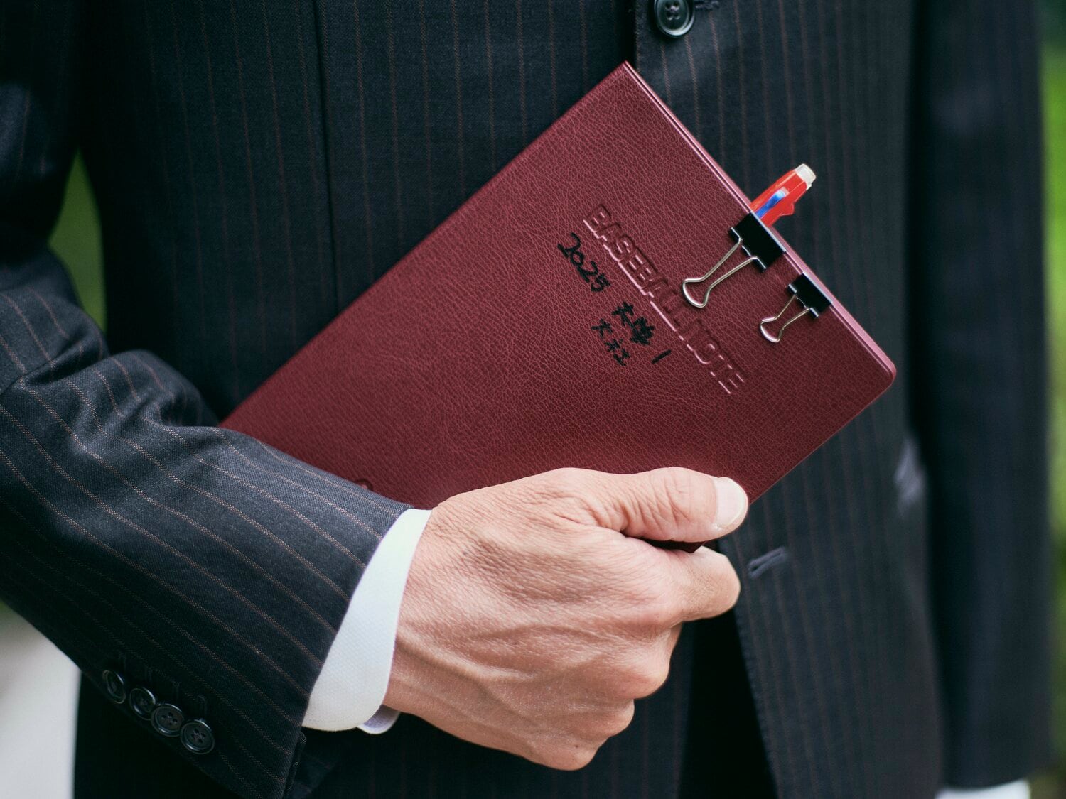 現役時代から「メモ魔」だった木佐貫さん。スカウトとして活躍する今もびっしりと書き付けている　©Yuki Suenaga