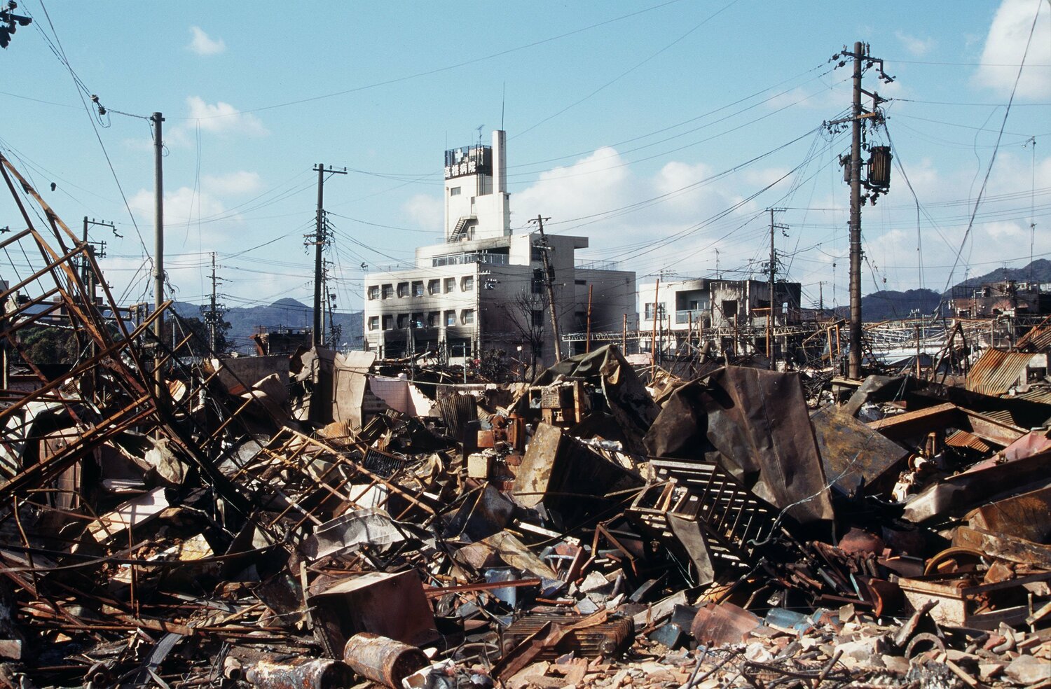 阪神大震災で倒壊した建物の瓦礫　©JIJI PRESS