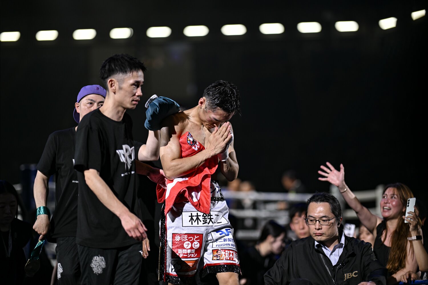 西田への拍手が起きるなか、両手を合わせ、リングを去った　©Hiroaki Finito Yamaguchi