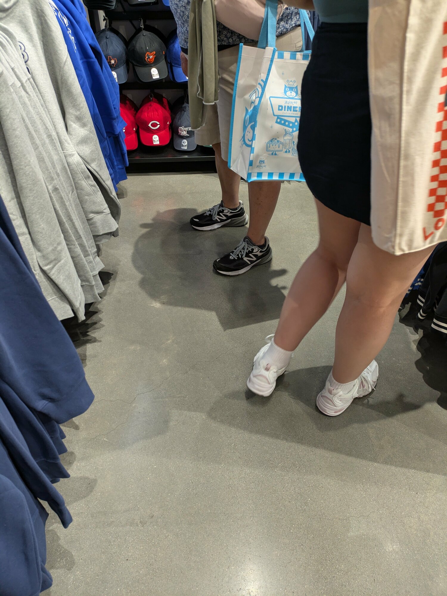 MLBショップ旗艦店で30代くらいのカップルに声をかけた ©Shoko Mizutsugi