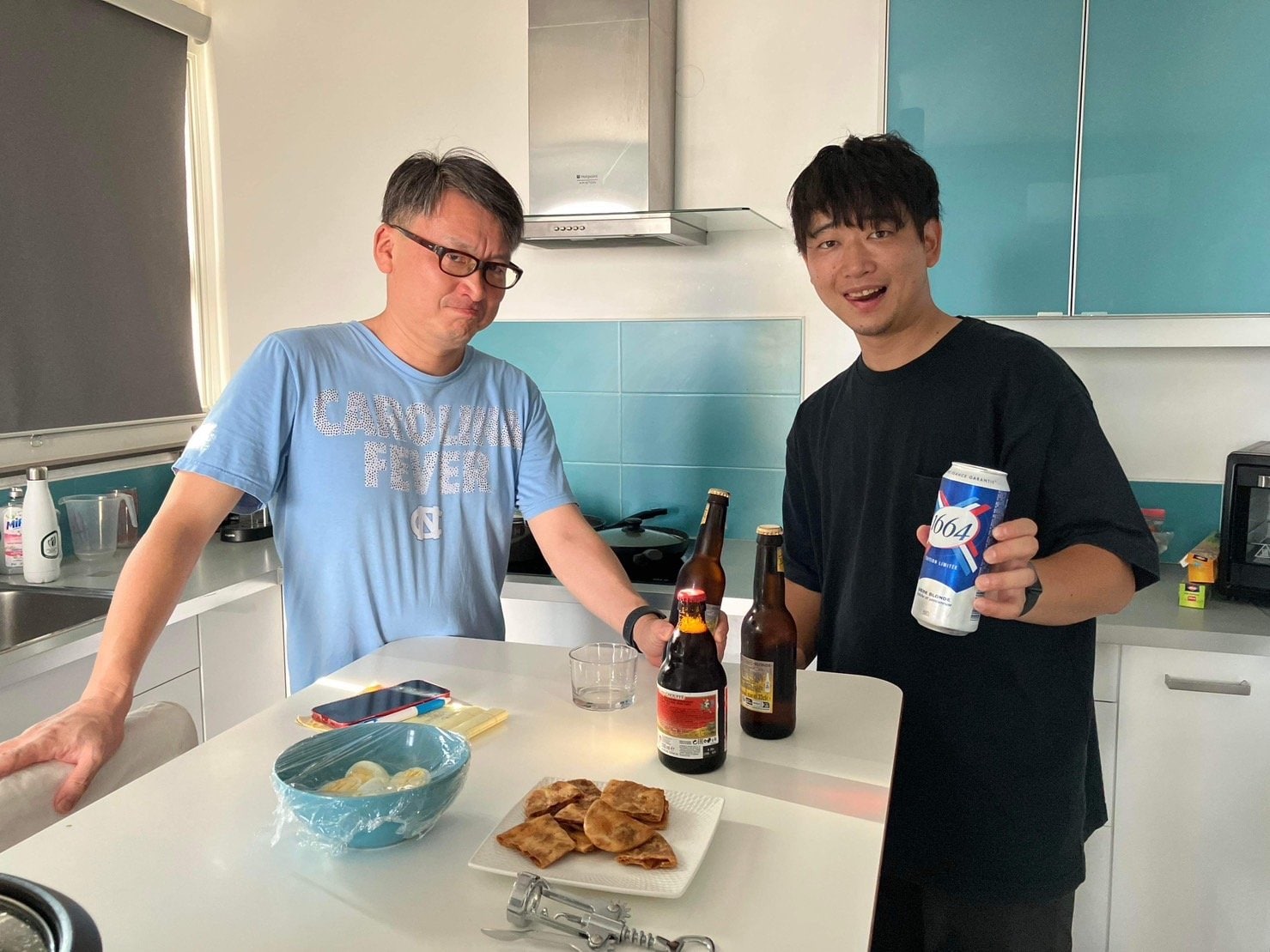 筆者と松本カメラマン。約1カ月半滞在したトゥールーズの定宿のキッチンで　©Yuuri Tanimoto